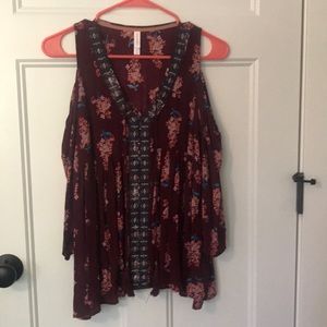 Cold shoulder three-quarter length top